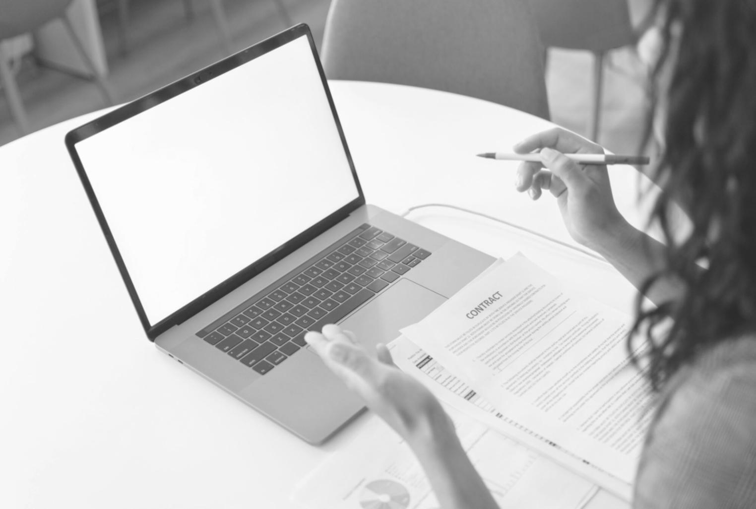 Calculatrice et documents financiers sur bureau organisé